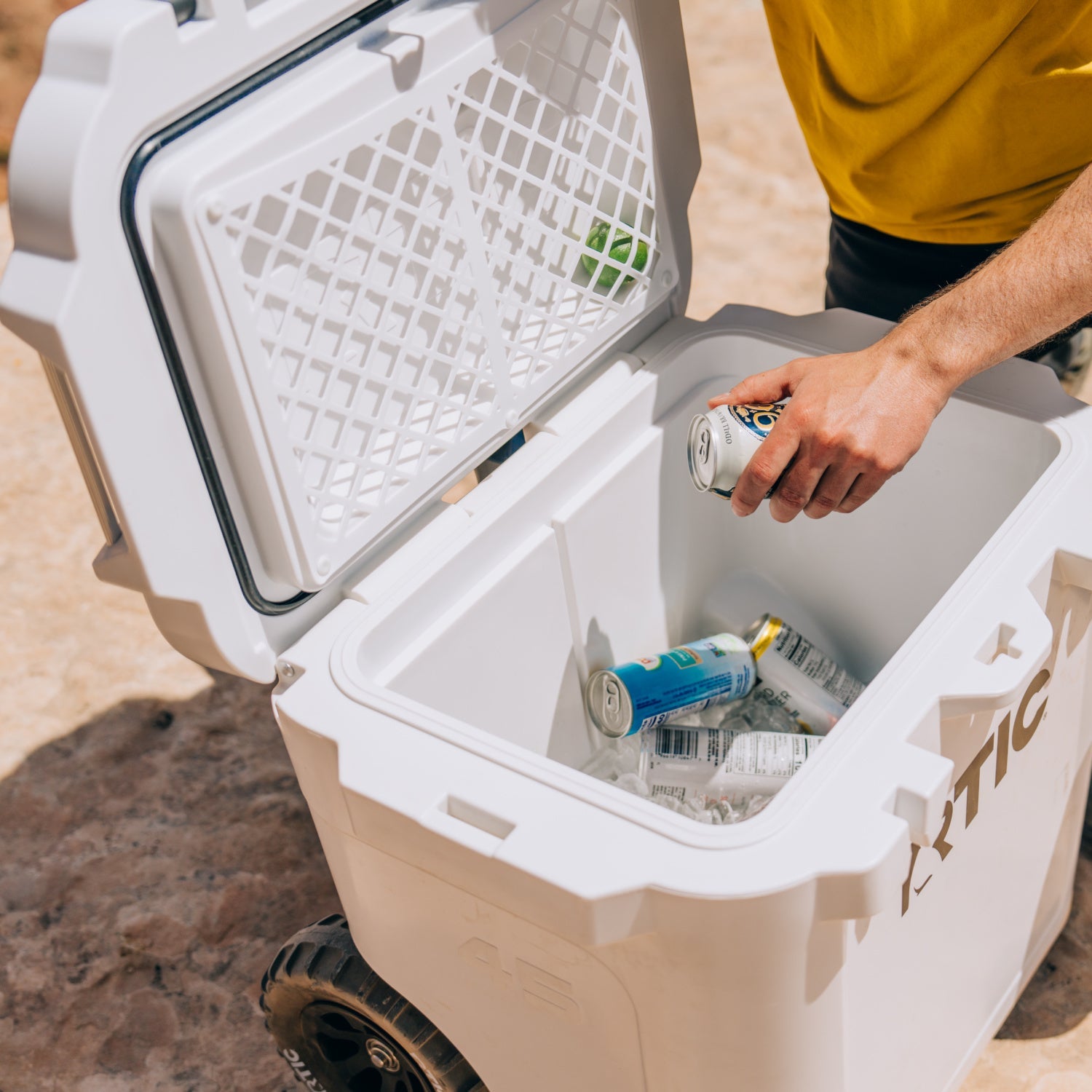 45 QT Ultra-Tough Wheeled Cooler #007L8